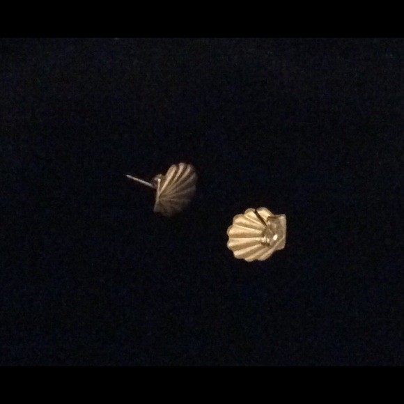 Petite Sterling scallop shell earrings - Picture 2 of 2